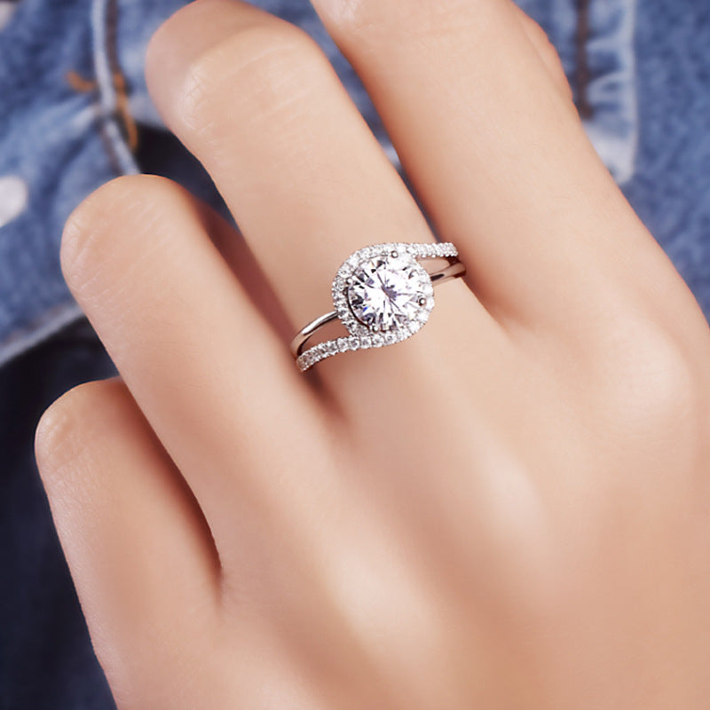 Diamond Shining Surround Small Diamond Twist Ring